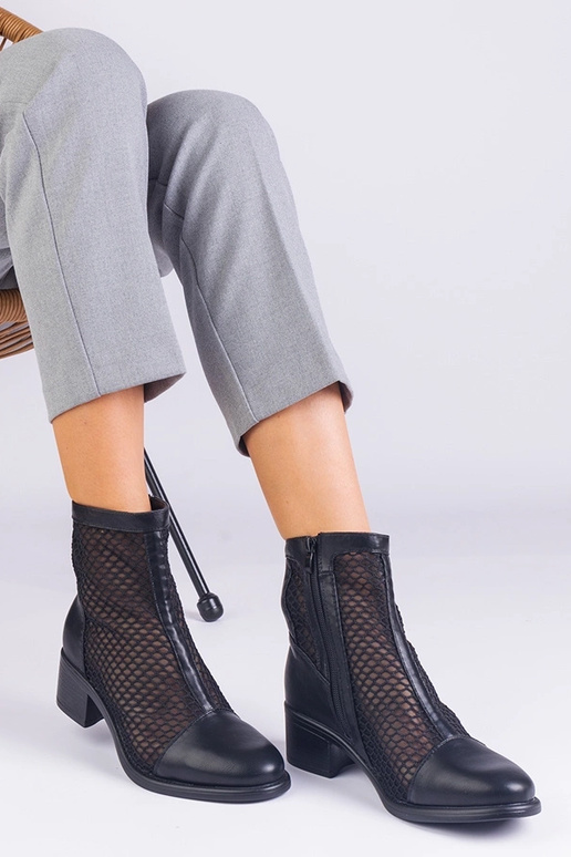 Bottines en maille noire à talon bloc... Bottines en maille noire à talon bloc...