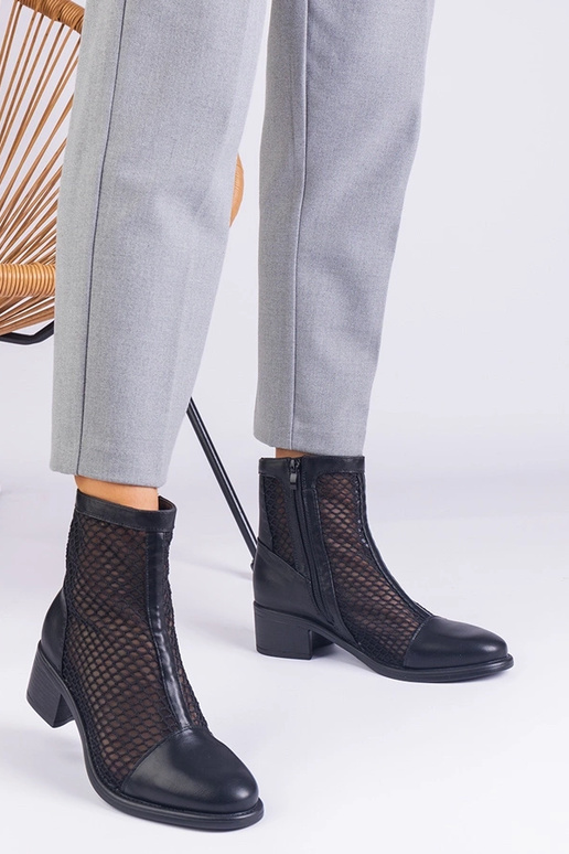 Bottines en maille noire à talon bloc... Bottines en maille noire à talon bloc...