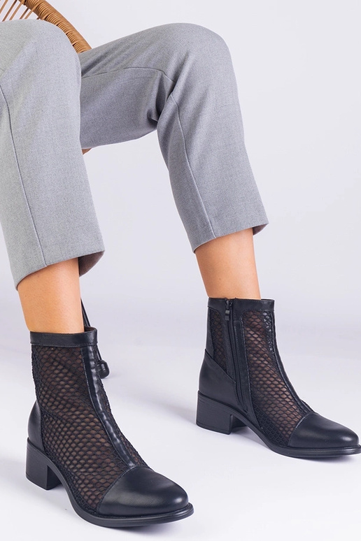 Schwarze Stiefeletten aus Netzstoff... Schwarze Stiefeletten aus Netzstoff...