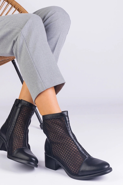 Bottines en maille noire à talon bloc... Bottines en maille noire à talon bloc...