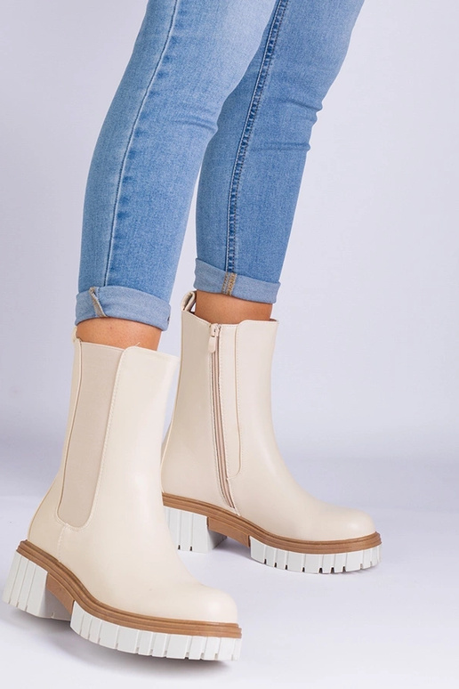 Beige Stiefeletten aus... Beige Stiefeletten aus...