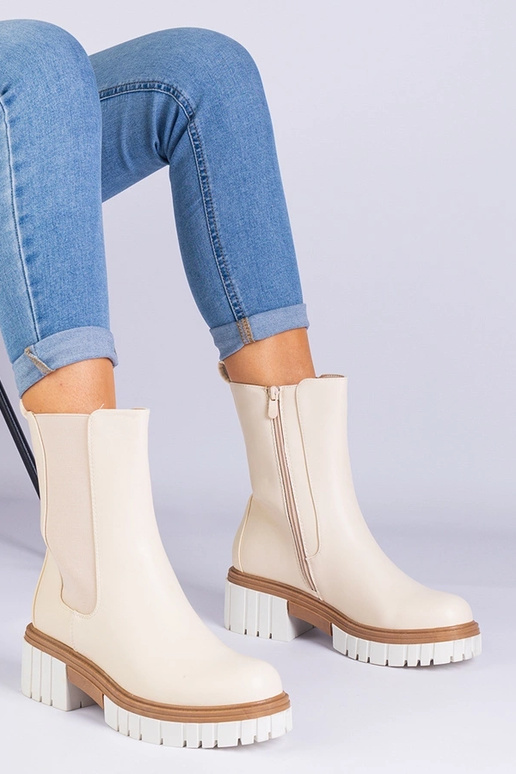 Beige Stiefeletten aus... Beige Stiefeletten aus...