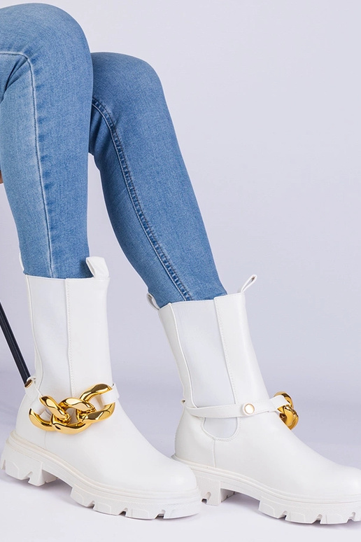 Bottines blanches ornées d'une chaîne...