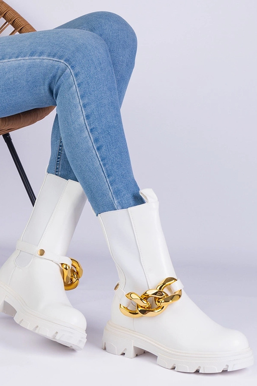 Bottines blanches ornées d'une chaîne...