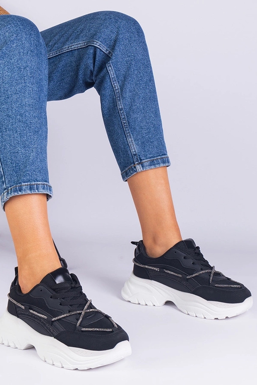 Sorte damesneakers dekoreret med...