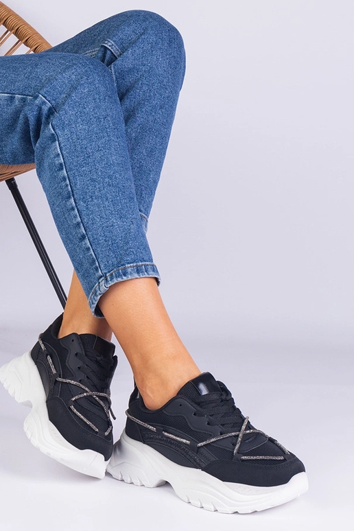 Sorte damesneakers dekoreret med...