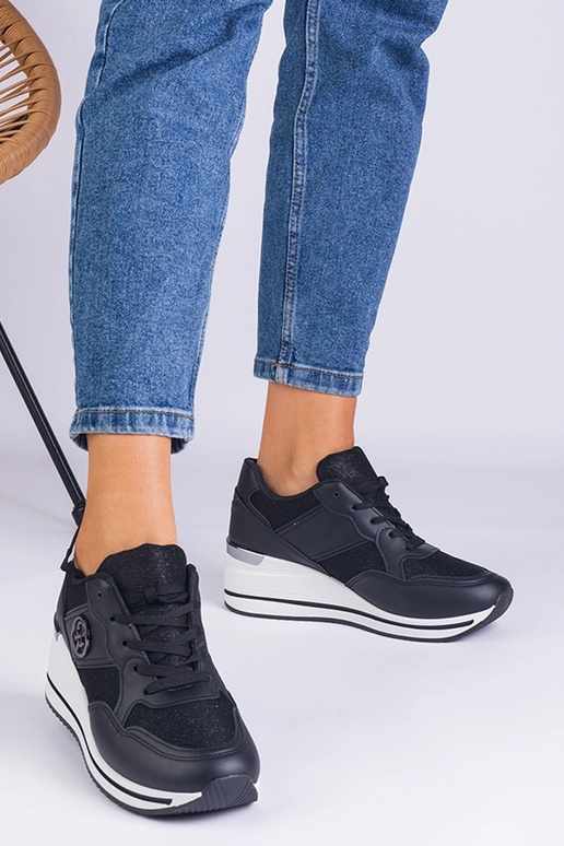 Sorte damesneakers dekoreret med en...