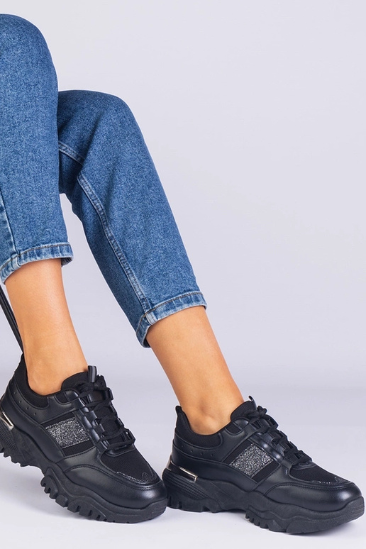 Sorte damesneakers dekoreret med...