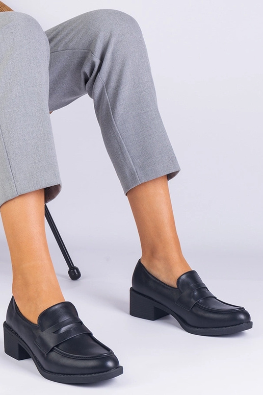 Chaussures à talons bas en cuir... Chaussures à talons bas en cuir...