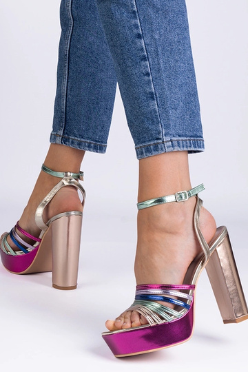 Sandales à talons épais...