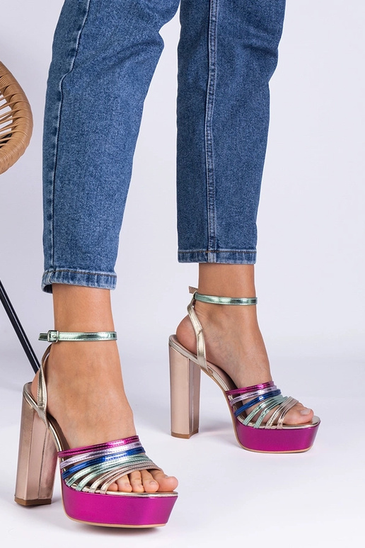 Sandales à talons épais multicolores... Sandales à talons épais multicolores...