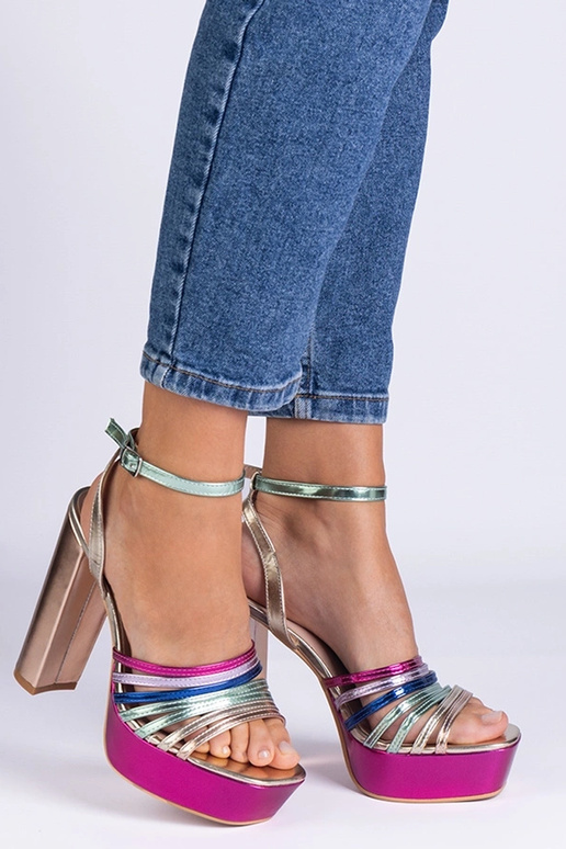 Sandales à talons épais multicolores... Sandales à talons épais multicolores...