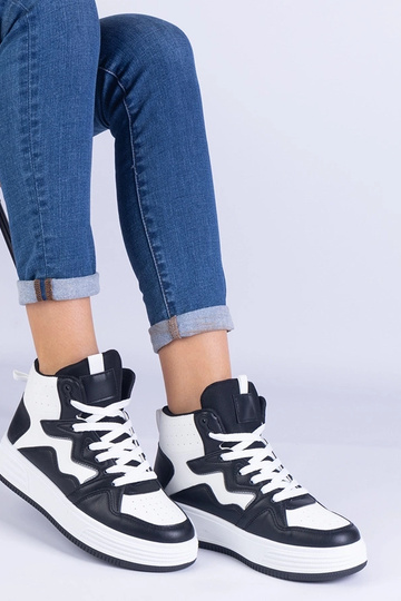 Baskets de sport noires et...