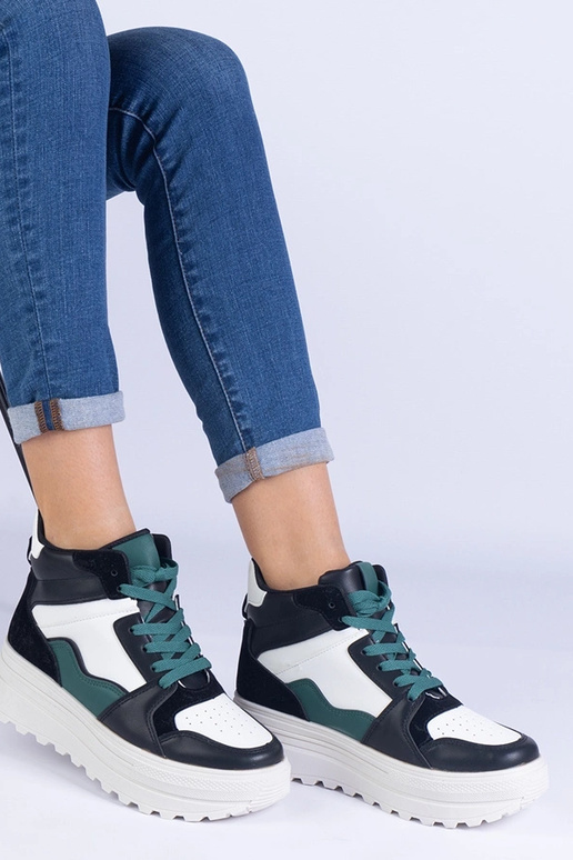 Baskets de sport noires et blanches... Baskets de sport noires et blanches...