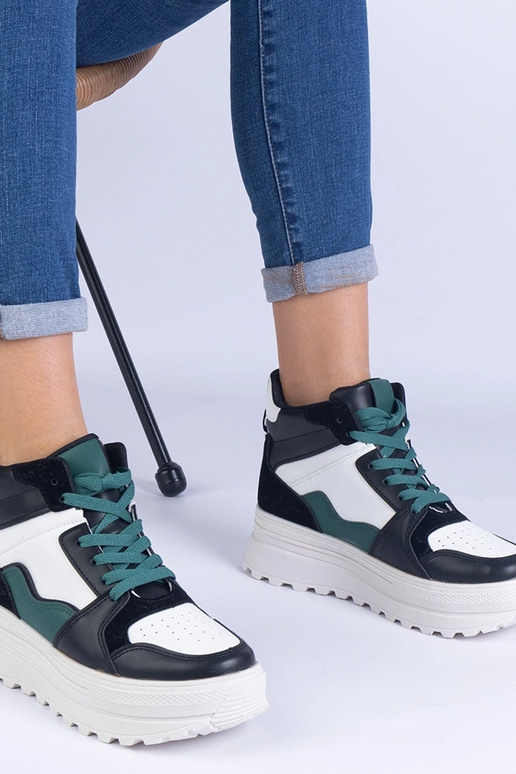 Baskets de sport noires et blanches... Baskets de sport noires et blanches...