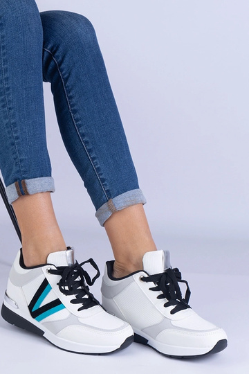 Ninella hvide sneakers til kvinder med skjult kile