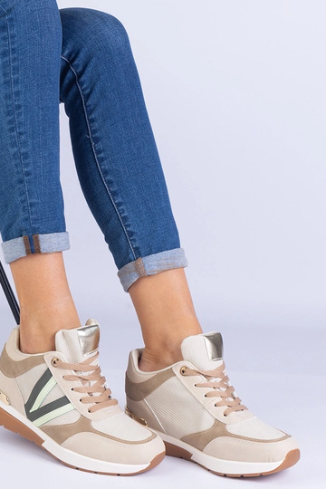 Baskets beiges pour femmes avec semelle compensée cachée Ninella