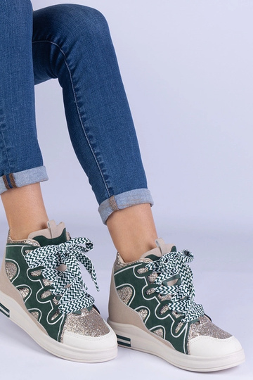 Grüne Sneaker mit dicken Schnürsenkeln und Glitzer Gralina