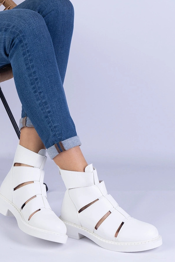 Weiße Stiefeletten aus Ökoleder mit Cut-outs und flachem Absatz Kalipso