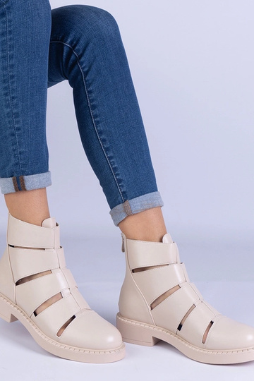 Bottines beiges en éco-cuir...