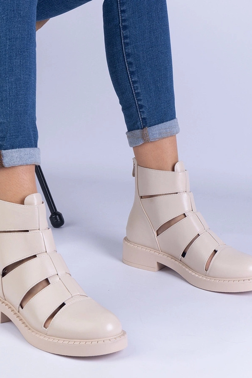 Beige støvler lavet af øko-læder med...