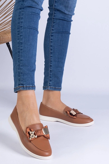 Bruine mocassins versierd met een strik en gouden beer Nensi 2