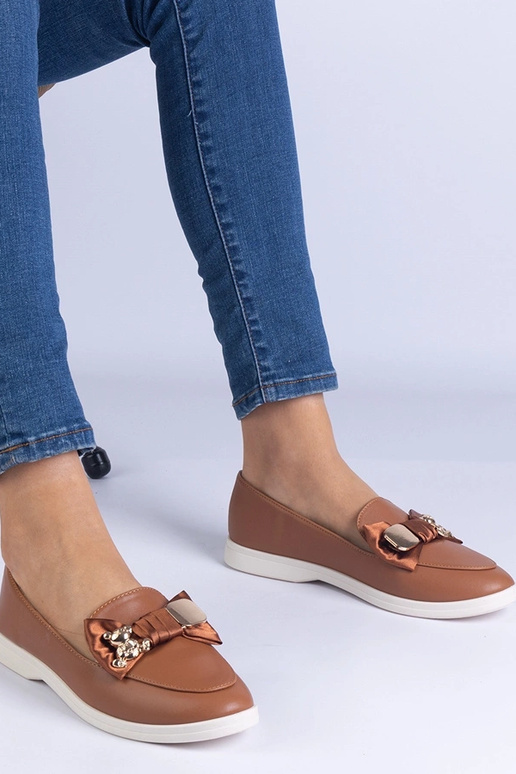 Mocassins marron ornés d'un nœud et... Mocassins marron ornés d'un nœud et...