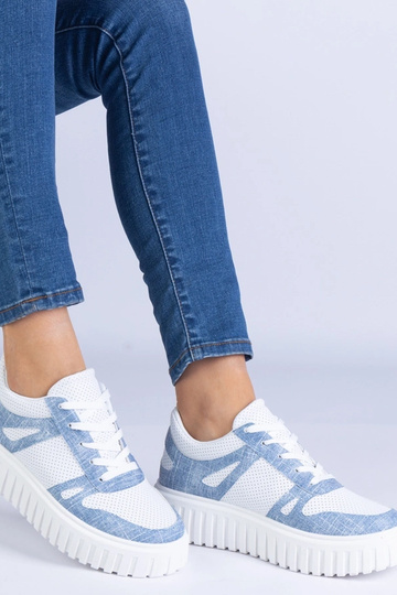 Blaue durchbrochene Sneaker...