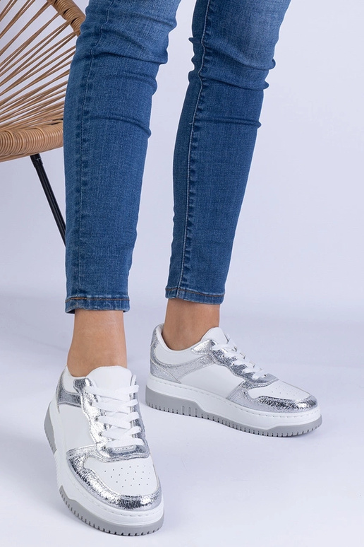 Baskets argentées à semelle épaisse... Baskets argentées à semelle épaisse...