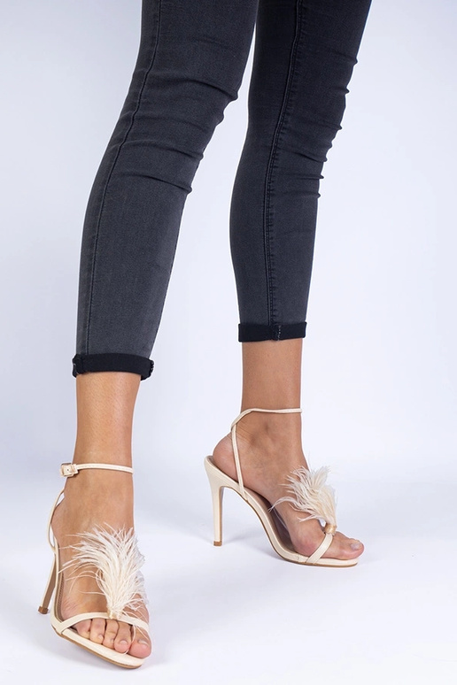 Beige High Heel Sandalen mit Federn... Beige High Heel Sandalen mit Federn...