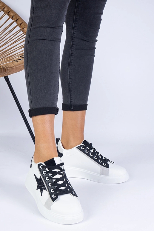 Hvide sneakers dekoreret med en... Hvide sneakers dekoreret med en...