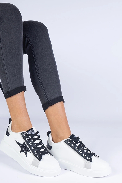 Baskets blanches décorées d'une... Baskets blanches décorées d'une...