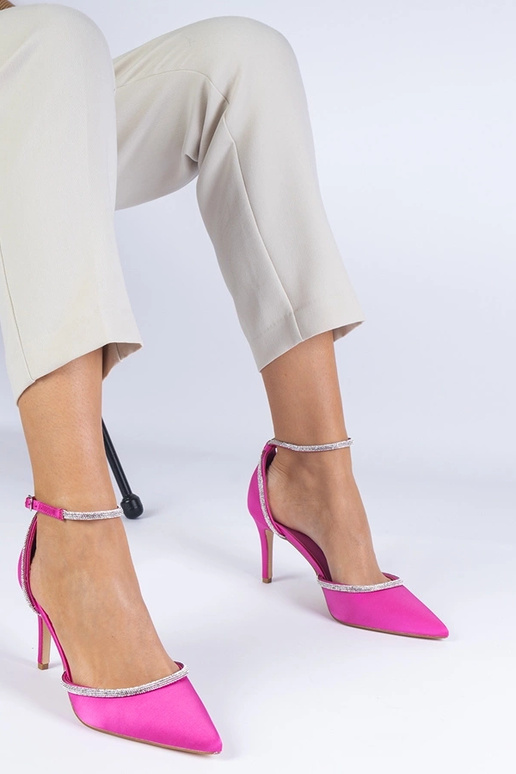 Rosa Pumps aus Satin, verziert mit... Rosa Pumps aus Satin, verziert mit...