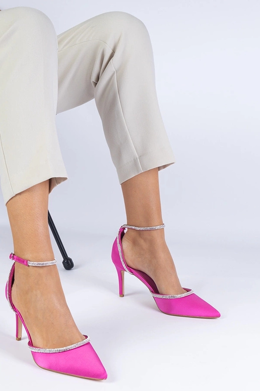 Rosa Pumps aus Satin, verziert mit... Rosa Pumps aus Satin, verziert mit...