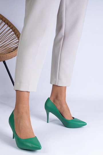 Grüne klassische Pumps aus Öko-Leder Mikolada 2