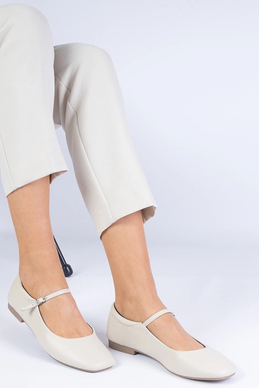 Beige klassische Ballerinas aus... Beige klassische Ballerinas aus...