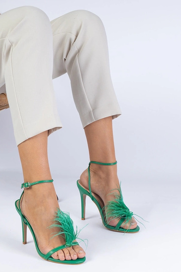 Groene stilettobas met veren Arisat