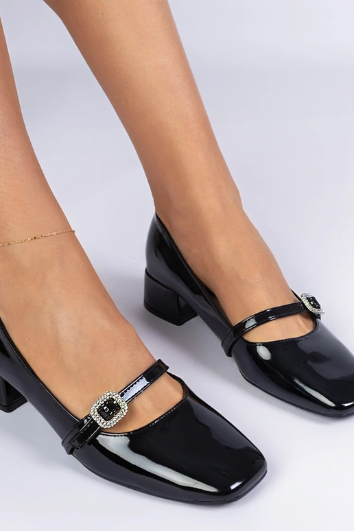 Zwarte elegante pumps versierd met... Zwarte elegante pumps versierd met...