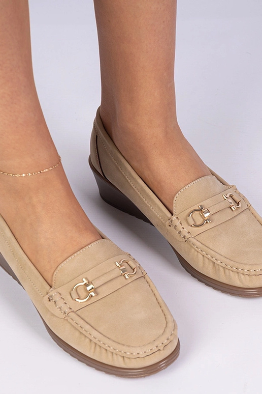 Bruine dames mocassins op een sleehak...