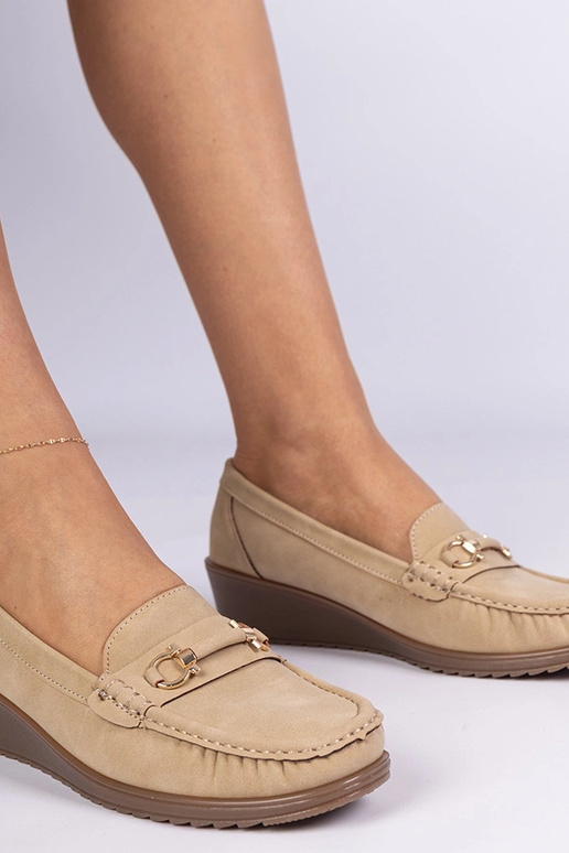 Bruine dames mocassins op een sleehak...