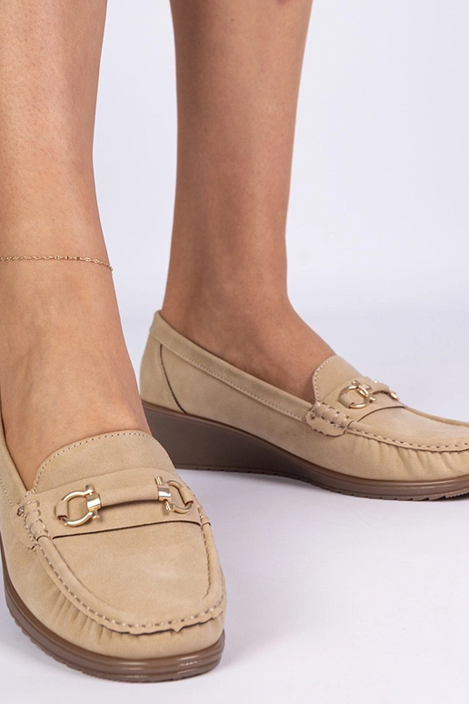 Bruine dames mocassins op een sleehak...