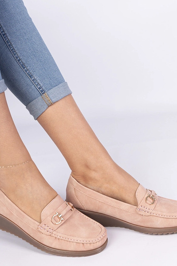 Roze dames mocassins op een...