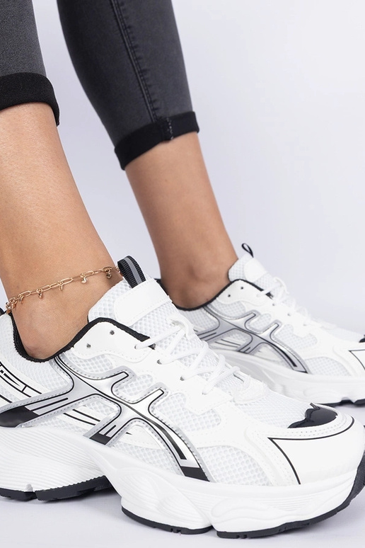 Zwarte damessneakers op een zware... Zwarte damessneakers op een zware...