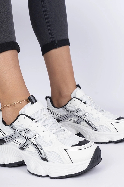 Schwarze Damensneaker auf massiver...