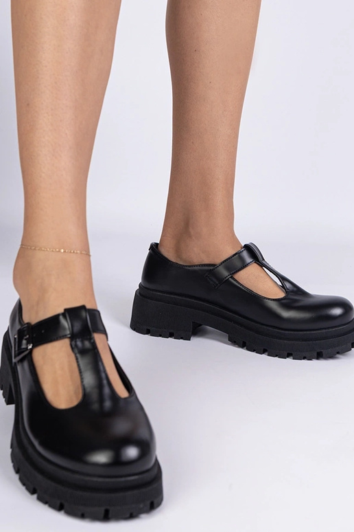 Schwarze Halbschuhe auf Plattform aus...