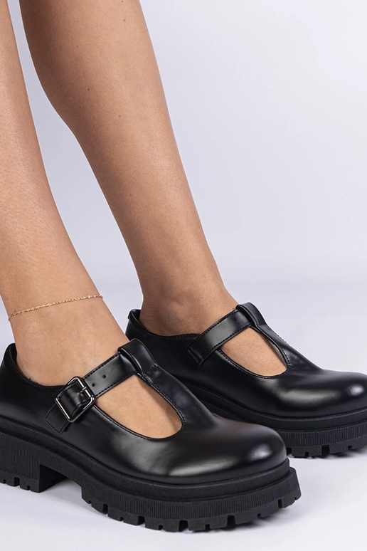 Schwarze Halbschuhe auf Plattform aus...