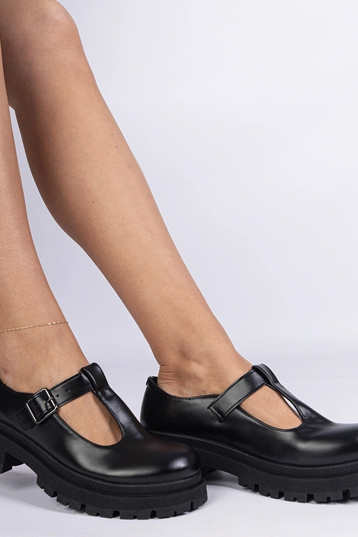 Schwarze Halbschuhe auf Plattform aus...