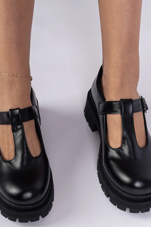 Derbies noires sur plateforme en...