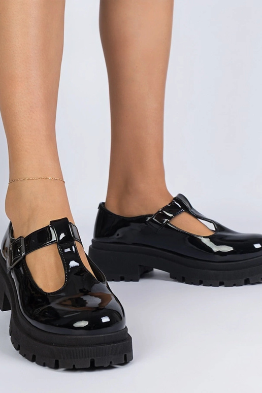 Schwarze Lackhalbschuhe auf Plattform...