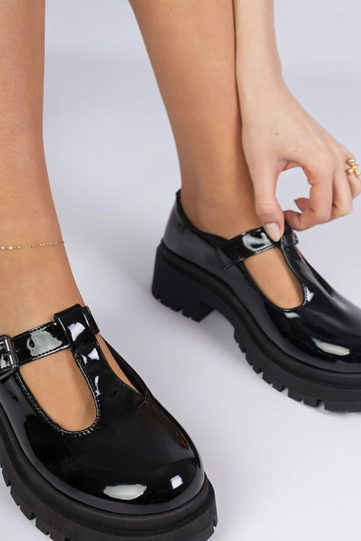 Schwarze Lackhalbschuhe auf Plattform...